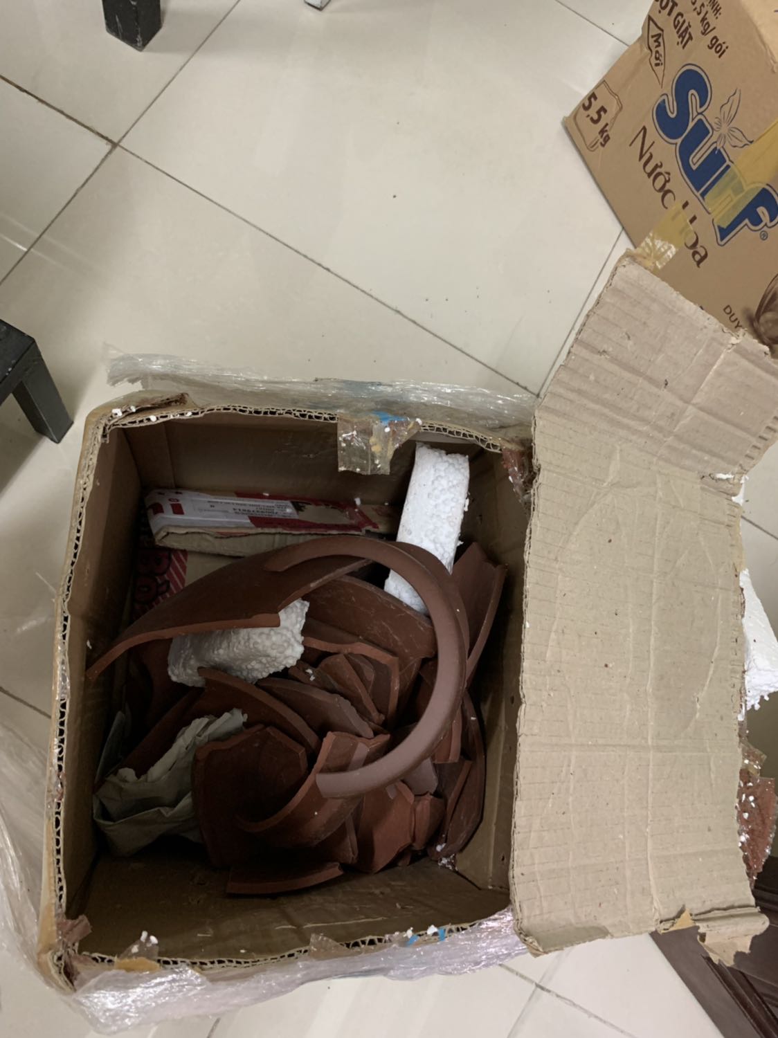 Mình mua sản phẩm nhưng khi mở ra thì ko còn là chum sành nữa mà nát vụn thành 1 đống sành vụn như thế này. Sản phẩm chỉ bọc trong 1 thùng giấy có lót 1 lớp xốp lên trên nắp chum.