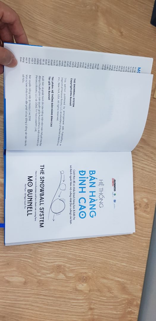 Sách in đẹp, chất lượng, nhưng giá tiền hơn cao.  Nội dung nói về cách phát triển mối quan hệ và hệ thống khách hành trong kinh doanh các khóa đào tạo. Sách  chỉ ra được 4 nhóm khách hàng hay gặp, cách bán hàng cho các khách hàng này. Sách phù hợp với những người đã có nền tảng kinh doanh và bán hàng để nâng cao kĩ năng.