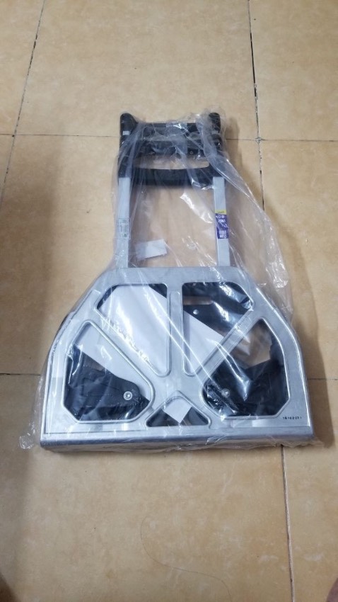 Xe chắc chắn, có thể tự đứng mà ko cần dựa tường luôn. ko cần lắp gì vì lật cái khay ra là bánh xe tự mở. Cất khe cửa hay ô tô đều cực gọn