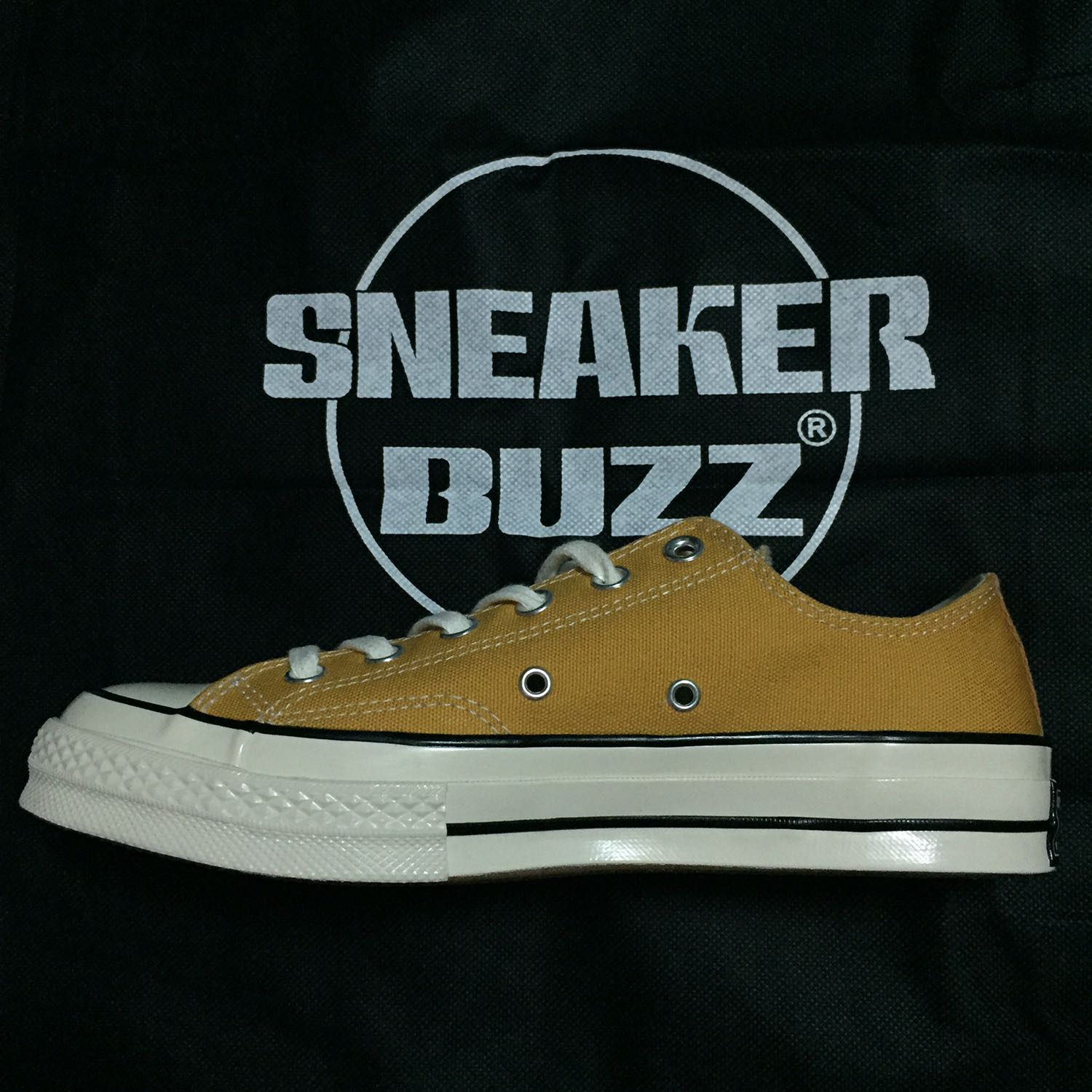 Cực kì hài lòng với số tiền bỏ ra cho đôi này, độ hoàn thiện sản phẩm rất tốt đến từng chi tiết, nhất là phần đế của giày. Mang êm chân, cá nhân mình chọn giảm xuống 1 size so với thực tế là vừa.
Đóng gói tạm ổn, giao hàng rất nhanh.
Ngoài hộp và túi đựng của Converse còn được tặng kèm thêm túi và vớ của Sneakerbuzz. Tem tag thẻ bảo hành đầy đủ.
Rất hài lòng