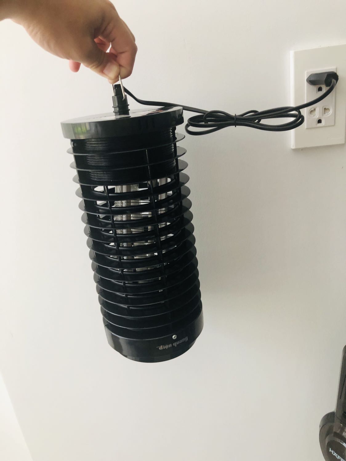 hàng ship đến bị bể, vỡ bóng, lệch cả miếng nhôm bên trong - cắm điện vào thì ko sáng - YỀU CẦU ĐỔI TRẢ GẤP