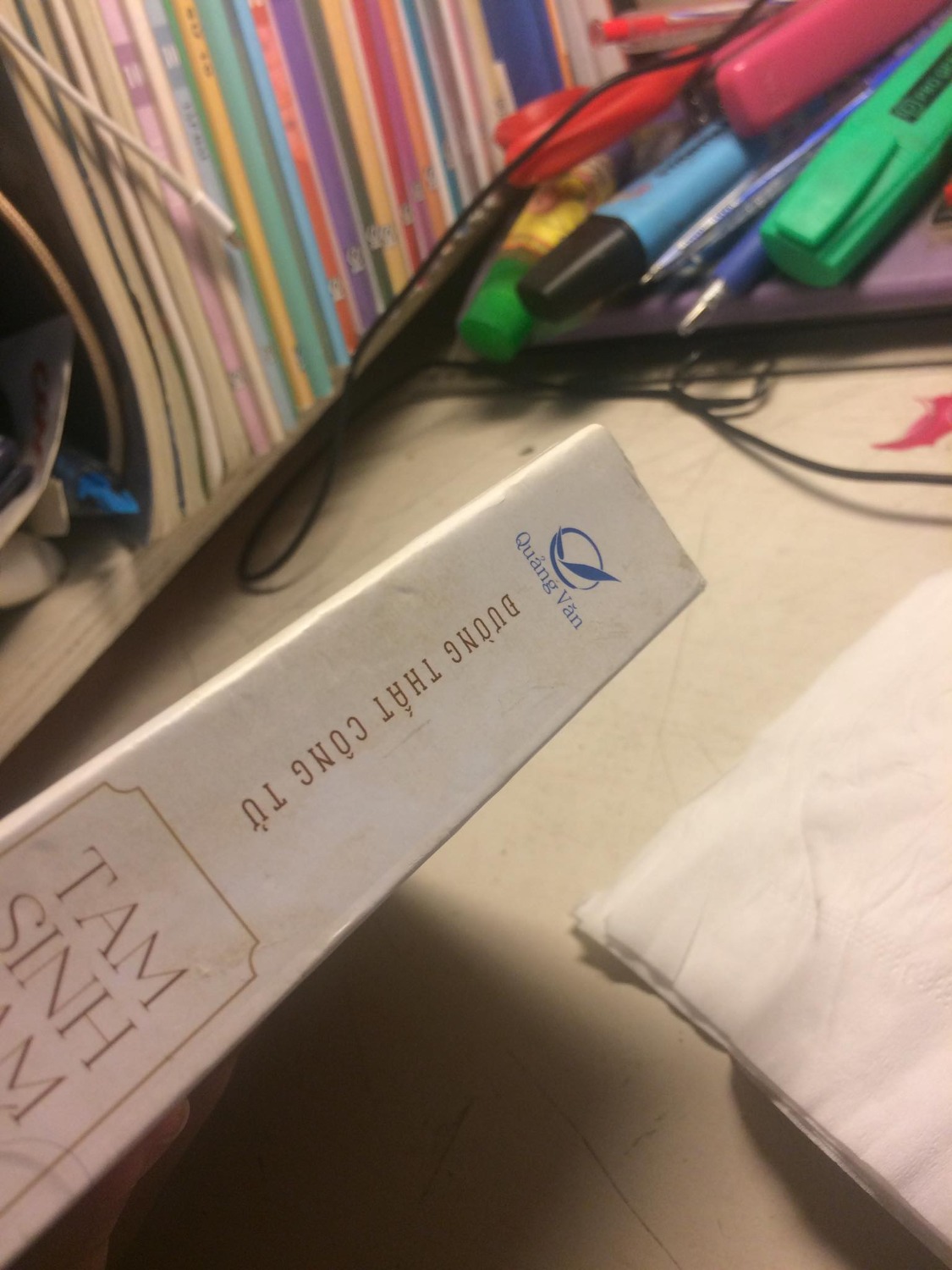 Đặt mua cả hai cuốn tập 1 và 2 thì cả hai cuốn nhìn như cuốn truyện cũ được mua lại từ chợ sách cũ vậy, xước, bẩn, đầy vết tay bẩn bám vào. Trong không giống được mua từ Tiki tý nào cả, mình thực sự thất vọng, buồn khi đã đặt niềm tin và tin tưởng Tiki nhiều đến thế. Có cảm giác như mình bị *** vậy