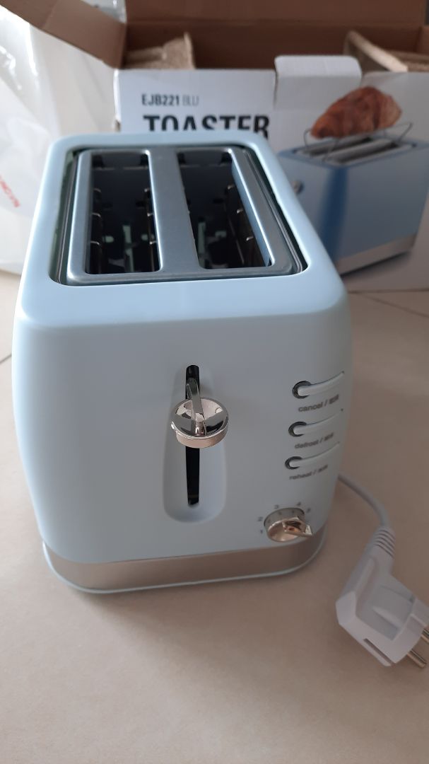 Máy màu rất sang, điểm cộng là có thêm phần đế nâng nướng bánh mì ổ ngoài 2 khe nướng sanwich. khi mới mua về nướng lần đầu hơi nghe mùi nhựa nhưng chỉ bị 1 lần nướng đầu thui mấy bạn yên tâm. để nướng ngon thì dùng sanwich otto để ở level 2 là ngon nhứt nách. đây là trải nghiệm của mình khá là ưng ý. tiki ko làm mình thất vọng dịch mà giao hàng trong vòng 3 nốt nhạc, nay đặt mai giao mà ko hề xài tikinow, free ship mới đỉnh chứ.