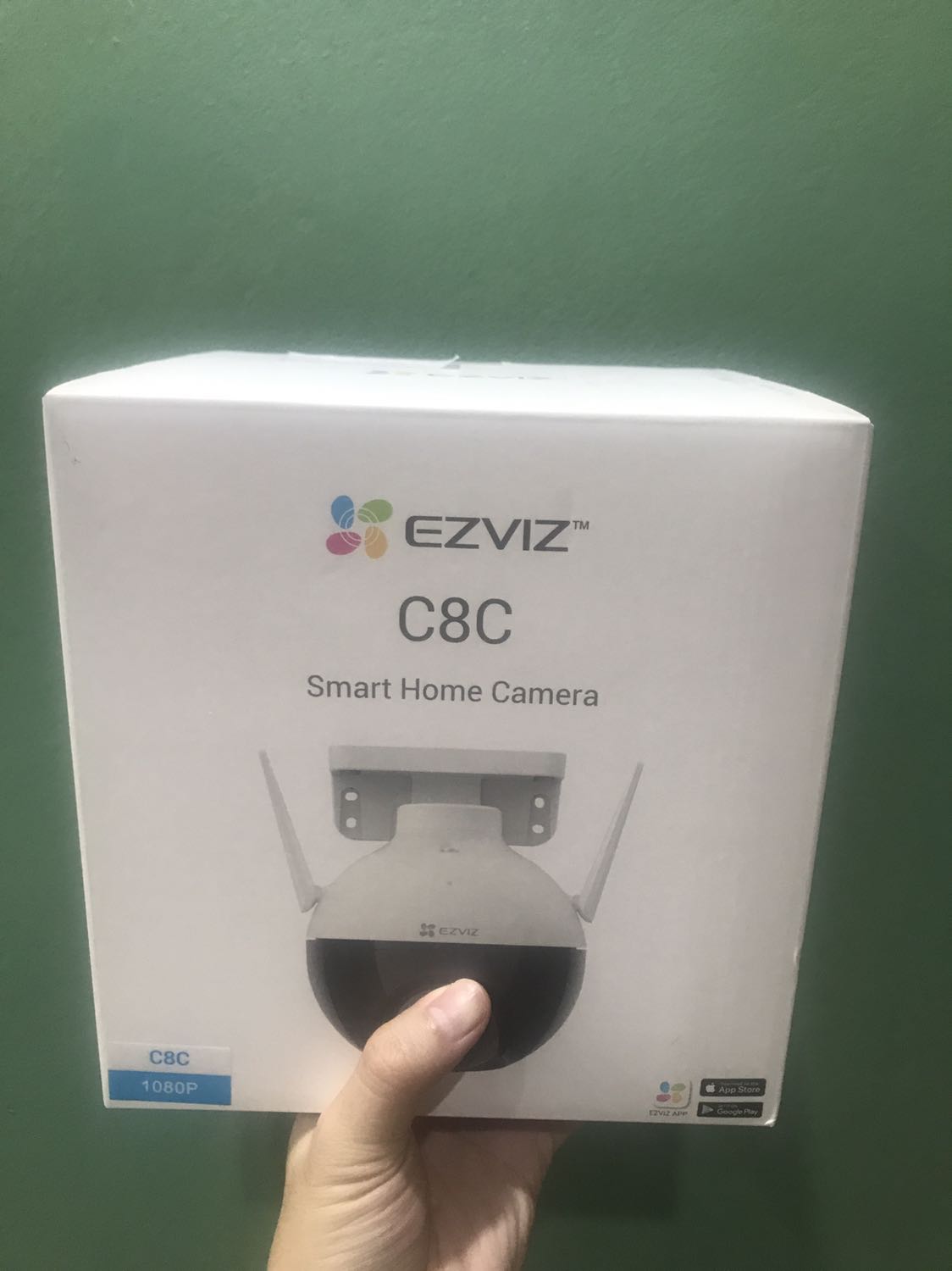 Sản phẩm giao rất nhanh, trước hẳn 1 tuần so với dự kiến. Tôi đã mua rất nhiều sản phẩm ezviz từ Tiki Trading, và 100% sản phẩm của ezviz tôi từng mua đều được đóng seal nilon cẩn thận. Tuy nhiên lần này tôi nhận được sản phẩm là hộp đã bị bóc seal, có dán băng dính lên hộp như ảnh chụp. Chưa kể quá trình vận chuyển cũng làm hộp bị móp một chút. Tôi rất tin tưởng Tiki Trading nhưng tôi cần một lời giải thích từ Tiki Trading khi giao hàng cho tôi sản phẩm mới mà không hề còn seal như vậy