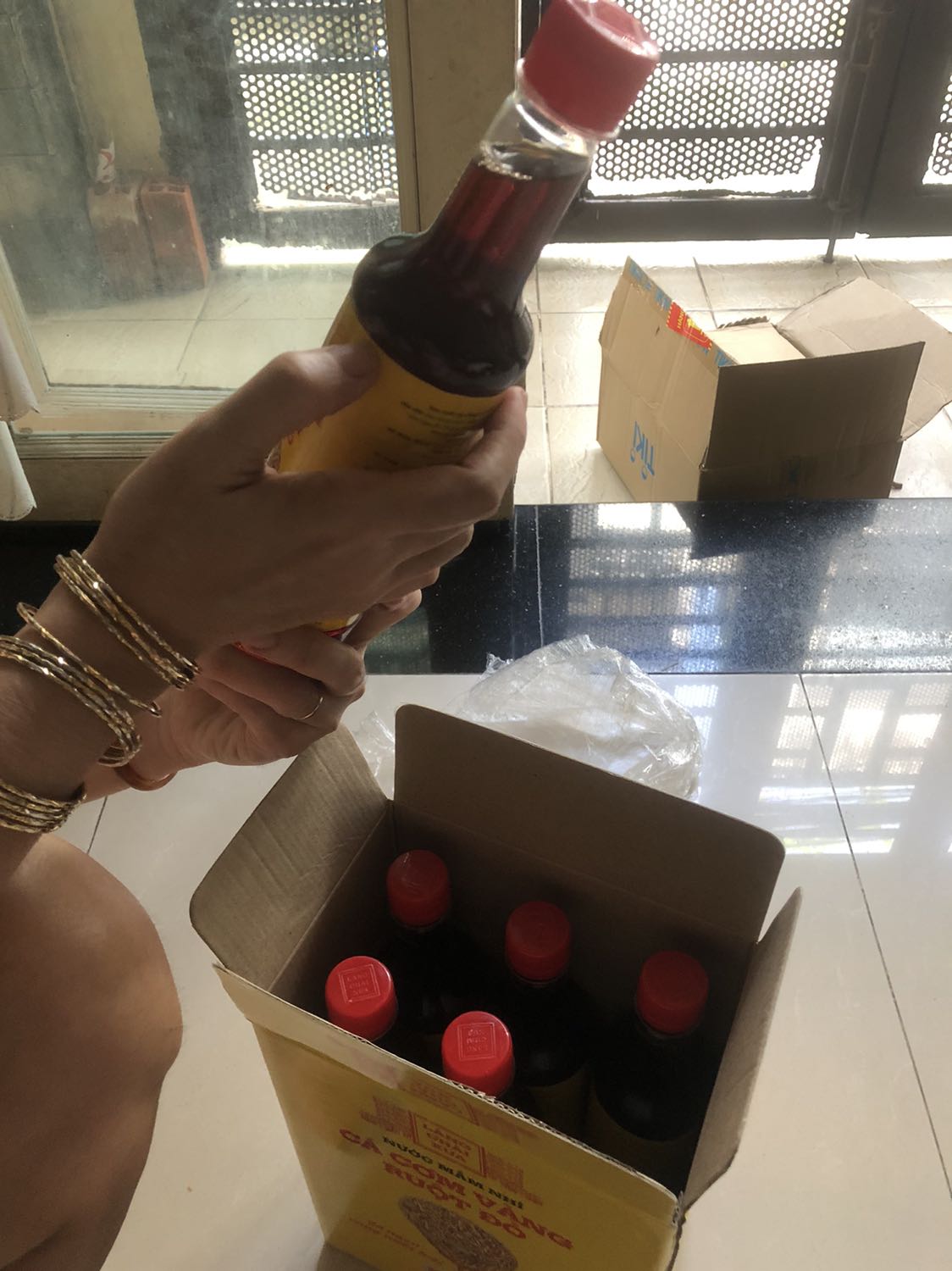 Shop đóng gói kĩ, dịch nên giao hơi lâu, thùng nước mắm đủ 6 chai và không bị đổ vỡ, date xa và mới, chưa dùng thử nên chưa biết vị ra sao