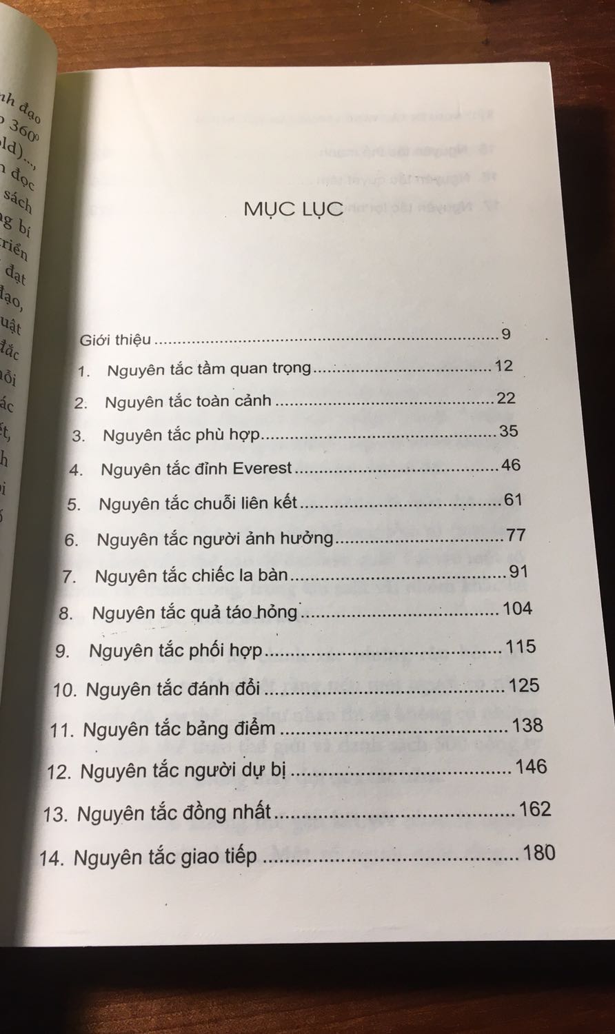 Sách đẹp, nội dung rất hay cho mọi người về các nguyên tắc trong làm việc nhóm. Ai mua thì nên chọn 1 vài nguyên tắc sau đó áp dụng thành của riêng mình nhứ. ?
