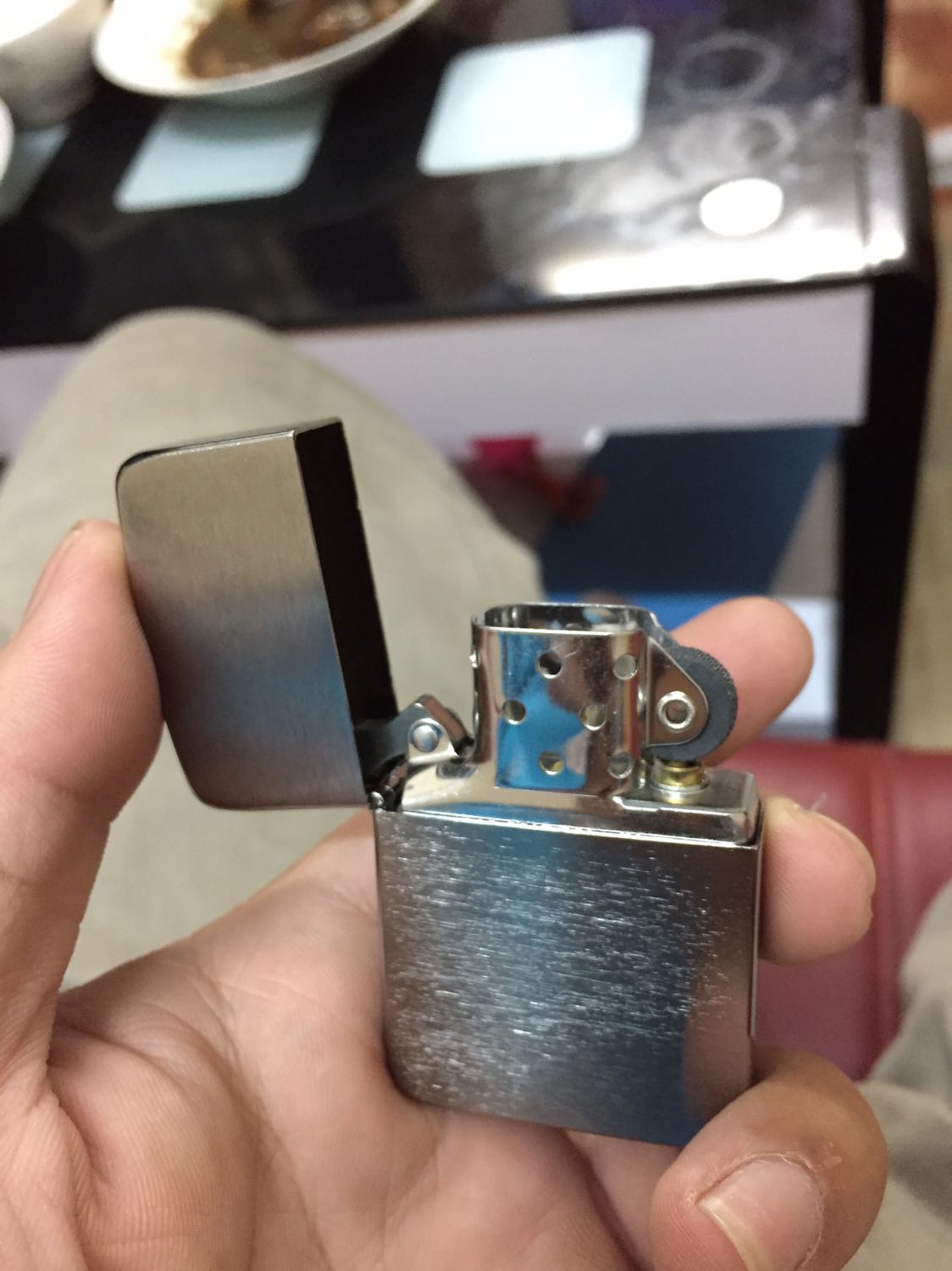 Cầm chắc tay và nặng, các chi tiết rất khít nhau, đóng mở tiếng click nghe đã tai. Bề mặt 2 bên đánh sọc HL đẹp ko bám vân tay. Quẹt zippo này bán ko kèm xăng nên phải mua ngoài. Nhược điểm là cái khung hơi mỏng.