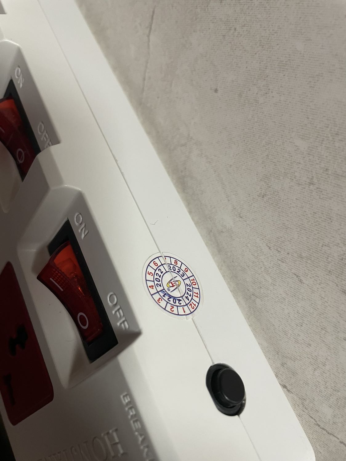 Tem đã bị bóc rách dán lại (hàng không phải mới), dây bị trầy rách, dù hàng được đóng trong bịch nilong kín. (Cũ làm lại trong bọc mới). Không hài lòng về sản phẩm. Cần gấp nên xài đỡ luôn. Chứ bán hàng vầy ko dám mua lần 2