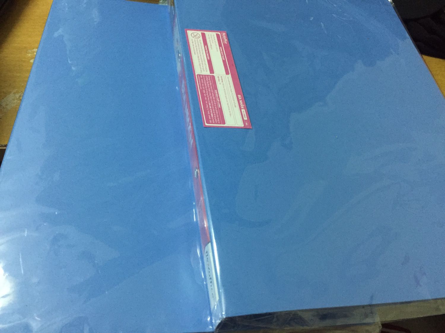 Bìa cứng tốt, giấy trước khi để vào cần dập lỗ nên với mình ko thuận tiện lắm. Mức giá sale tốt. Đóng gói và giao hàng ok.