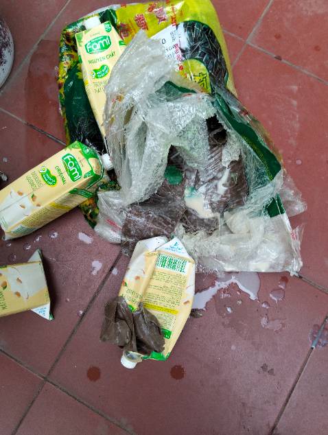 Đóng gói cẩu thả, hỏng gần hết các hộp.Mình vẫn nhận thay cho shipper vì lỗi từ khâu đóng gói.Vận chuyển cũng từ hà nội chứ không phải ở TP HCM.Sẽ không mua những mặt hàng dễ hỏng như này ở Tiki nữa.