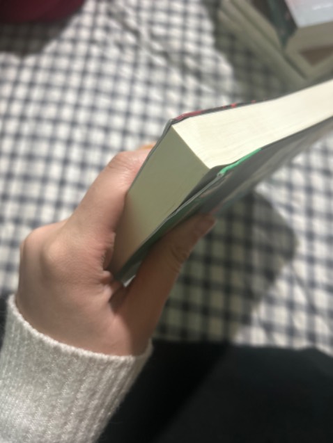 Sách bìa kỷ niệm 50 năm thống nhất đất nước rất đẹp ạ. Nhưng k có chống sốc nên trong quá trình vận chuyển sách bị cong với gãy một xíu