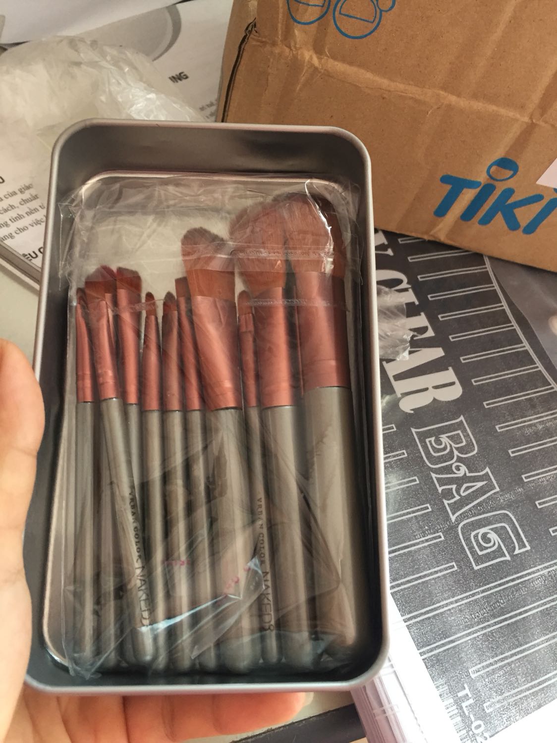 Sp phù hợp giá tiền, đc thêm cái hộp đựng nhìn xịn xò hơn bao nhiêu? mỗi tội bị móp ở sườn chút xíu chắc do vận chuyển. Túm lại ok.