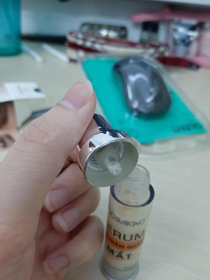 ủa ai xài rồi cho em hỏi. dạng chai này là có ống để hút  chất lỏng lên đúng hong? em xịt hoài hong ra nên em mở chai ra cũng hog thấy cái vòi dài luôn. huhu, có được đổi trả không ạ? chứ mua chai dạng xịt về xong lấy tay chọt vô chấm chấm lên mắt thấy hơi vô lý ủa ai xài rồi cho em hỏi. dạng chai này là có ống để hút  chất lỏng lên đúng hong? em xịt hoài hong ra nên em mở chai ra cũng hog thấy cái vòi dài luôn. huhu, có được đổi trả không ạ? chứ mua chai dạng xịt về xong lấy tay chọt vô chấm chấm lên mắt thấy hơi vô lý