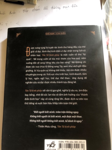 Nội dung : Tôn tử binh pháp nói về việc điều binh khiển tướng từ những cấp độ chi tiết nhất tới những điều to lớn . Cá nhân mình nghiền ngẫm vẫn thấy 1 năm rồi vẫn ứng dụng k hết . Nếu tư duy rộng ra mình có thể dùng kiến thức trong Tôn Tử binh pháp đi đánh Nam dẹp Bắc trong nhiều lĩnh vực . Nhưng mỗi rào cản là dùng từ Hán Việt và bối cảnh khá nhiều sẽ hơi rối cho các bạn mới đọc sách . Vì là dạng sách cần nhiều kiên nhẫn nên các bạn cân nhắc nha . Nhưng dùng từ “ Tuyệt tác binh thư “ thì không hề sai chút nào .