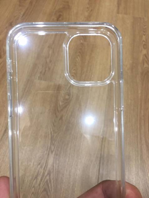 Viền nhựa dẻo, trong suốt,Mặt lưng kính trong suốt, đẹp mặt trơn, chống xước! thấy nói chống vân tay nhưng hình như vẫn có nhưng thôi giá vậy là cũng thấy ổn