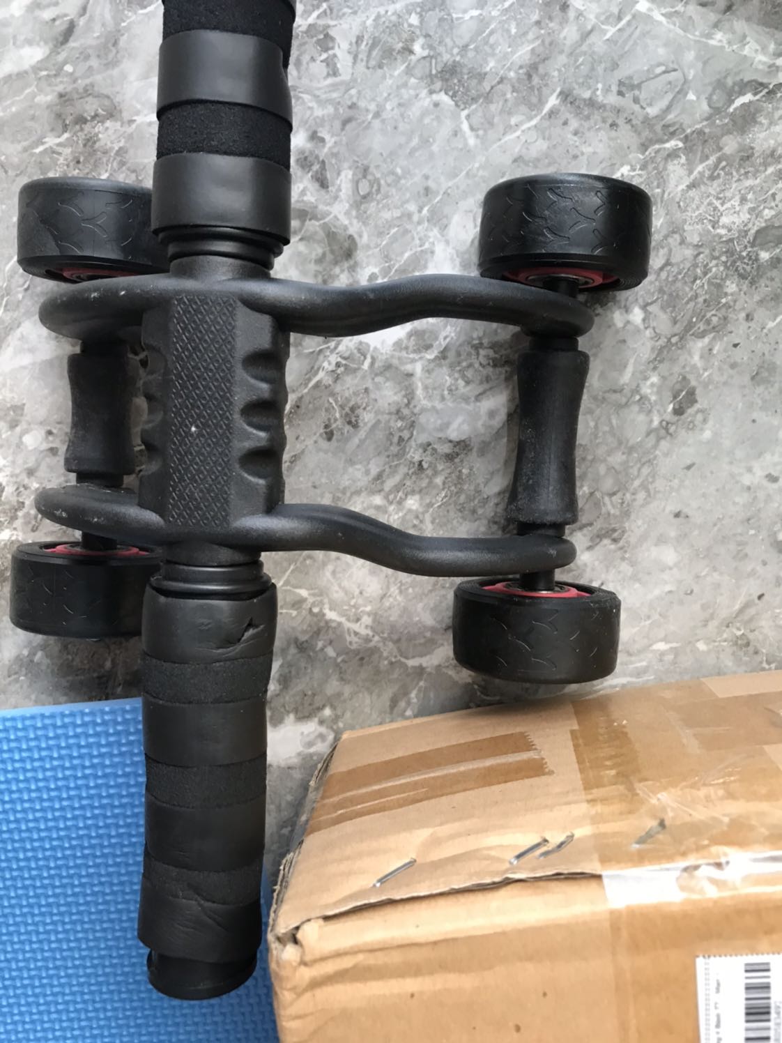 Mình vừa nhận được hàng mới đặt chiều qua. Thấy Tiki giao hàng rất nhanh, đóng gói cẩn thận. Mình cũng mua nhiều hàng trên Tiki và luôn ủng hộ. Nhưng lần này mình thấy hơi thất vọng vì hàng cũ, rách và bụi bẩn. Đề nghị Tiki kiểm tra lại giúp mình, nếu được cho mình đổi lại hàng mới thì tốt.