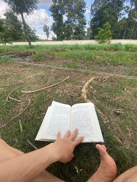 Một cuốn sách quá tâm huyết nữa của bác sĩ Dr. Greger, "How not to age - Phương pháp khoa học để khoẻ mạnh hơn khi già đi". Đây là một trong những cuốn đáng đọc nhất trong đời của mình, trong hàng trăm cuốn mình đã đọc. Tại vì nó ảnh hưởng trực tiếp đến sức khoẻ của bản thân, gia đình của mình và cả thế hệ con cháu của mình mai sau. Khi mình có sức khoẻ thì mình mơ ước nhiều, khi nó mất đi thì chỉ còn một mơ ước làm sao cho mình khoẻ lại. Nếu k bảo vệ sức khoẻ ngay từ bây giờ, nó sẽ lấy đi bằng hết tài sản mà khó nhọc bạn và mình có được, cộng thêm nỗi đau thể xác, tinh thần của cả gia đình. Từ hồi giờ bạn và mình ăn theo cảm tính, thích gì ăn nấy, ăn theo tôn giáo, theo truyền thống, theo các chế độ ăn abcxyz nào đấy...được các tập đoàn thực phẩm, dược truyền bá và dắt mũi chỉ vì lợi nhuận. Đó là lý do tại sao bệnh tật càng nhiều, càng nguy hiểm và khó lường. Nay nhờ các nhà khoa học nghiên cứu về bệnh tật và tâm huyết của Bs Greger tập hợp lại và viết thành sách, bạn và mình đã có được chế độ ăn chứng minh theo khoa học, giúp phòng ngừa, chữa trị và thậm chí đảo ngược các bệnh phổ biến hiện nay. Kiến thức cần được áp dụng để nhận được kết quả. Sau khi biết đến bác sĩ, mình đã áp dụng 2 năm nay và sức khoẻ mình tốt hơn bao giờ hết . Hãy mua để có kiến thức, kiên trì thực hành để có sức khoẻ tráng kiện bạn nhé!!!😊