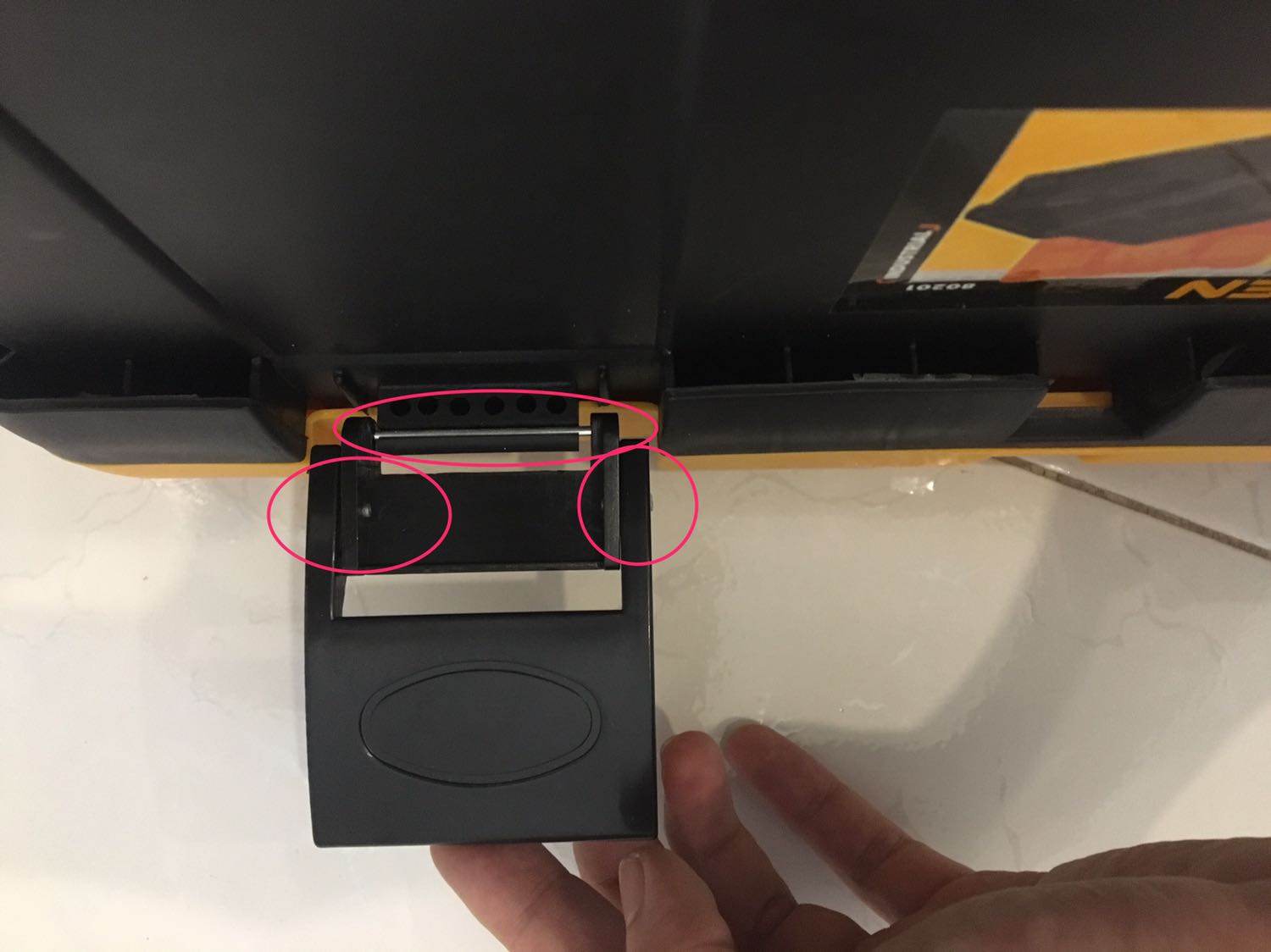 Hộp đẹp, chắc chắn, phối màu nhìn chuyên nghiệp (như Dewalt)
Tay cần chắc chắn, không gây cấn - quan trọng khi để nhiều đồ
Có vài chỗ nhựa dư (Ba vớ) còn
Đúng như bạn Dong Nguyen nhận xét khớp của 2 khoá không chắc chắn - sợ mang nhiều đồ trèo cao mà bung ra thì ... đúng là gây ứng chế
Mình có so sánh với 1 sản phẩm khác. Các bác nhìn hình sẽ rõ hơn
Mình không tìm thấy khối lượng tối đa cho phép đựng (tải làm việc) (Thông tin của Tiki và trên sản phẩm)
Cho 2 sao thì không đúng lắm (Dewalt cùng kích thước nhưng xấu hơn, giá cao hơn) 3 sao - bình thường thì chưa chỉ ra đc điểm tệ của sản phẩm

Cảm ơn Tiki đã phân phối sản phẩm này