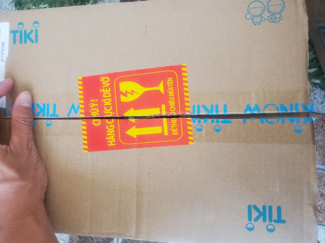 Đóng gói và vận chuyển ngon lành cành mai. Bao bì nhãn mác sạch sẽ, rõ ràng. Về chất lượng nước rửa tay thì tạo nhiều bọt, sạch tay, nhưng cảm giác ko mềm mịn da tay cho lắm (cảm giác giống như sau khi rửa tay với nc rửa chén), mùi thơm thì khá gắt không phải thoang thoảng như các sản phẩm mình hay dùng trước đây (hay tại mùi quế nó thế thì mình cũng chưa rõ, do chưa mua các sản phẩm táo, dâu...của thương hiệu nay.