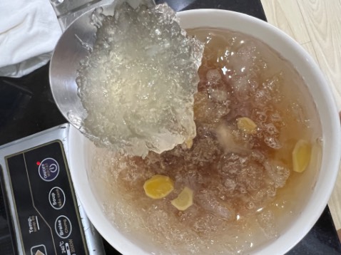 Khi bẻ thử 3 tổ yến, có 2 tổ giòn, 1 tổ khá dai. Yến thật sau khi tinh chế thường rất giòn chứ không dai.
Sau khi chưng thử, yến nở thành cục như mủ trôm, chỉ có 20% là nở thành dạng sợi. Mình ăn yến đã lâu, mua từ nguồn quen, nay nhà hết chưa mua kịp nên mua chỗ này trên Tiki thử. Thấy bao bì và quà tặng đều rất chuyên nghiệp, tuy nhiên chưa bao giờ thấy yến nở cục cục như mủ trôm thế này. Mùi tanh cũng rất nhẹ, không có tanh như yến sợi bình thường. Cho nên mình đánh giá vừa phải ạ. Đây là cảm nhận chủ quan của riêng mình.