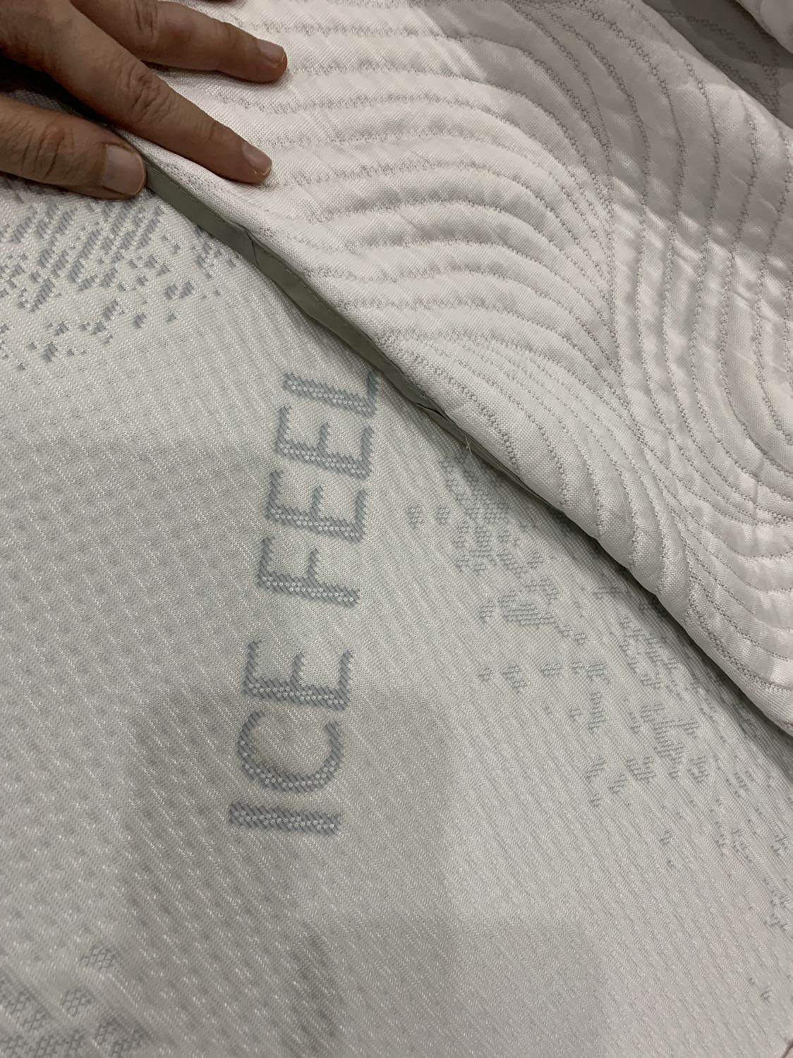 Khá mát mẻ. Mình đang dùng một loại nệm có vỏ học cooling. Vỏ bọc này bản thân nó đã mát. Nhưng mình mua thêm tấm giải nhiệt của Ru bọc vào để bảo vệ nệm luôn. Ban đầu sợ nó ko mát bằng nhưng khi trải nghiệm thỉ thấy rất ổn. Đo nhiệt độ thì đúng là mát hơn. Bên dưới có lớp giống ni-lông nhưng khi trải lên nệm và bọc vỏ ga lên thì ko bị kêu sột soạt