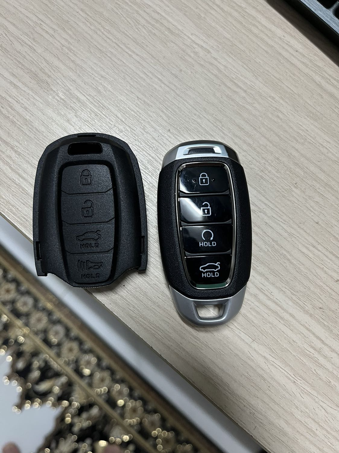 Hàng đẹp. Cứng cáp ở mức tạm ổn. Có điều các nút bấm đang bị sai. Có thể bị bấm nhầm.