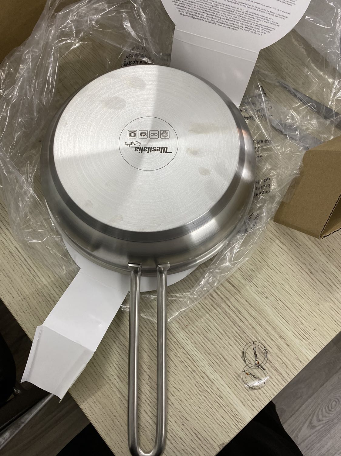 Đóng gói cẩn thận, có hộp giấy lịch sự, hàng xịn, tiền nào của đó, có quay vedeo khui hàng nhưng ko gửi được.