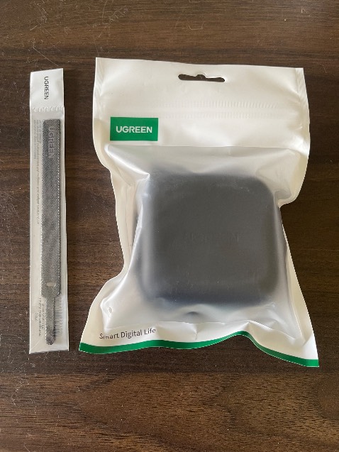 Hộp nhỏ nhưng đựng vừa tai nghe, giá rẻ mà còn được tặng kèm dây buộc cáp sạc cũng ổn áp.