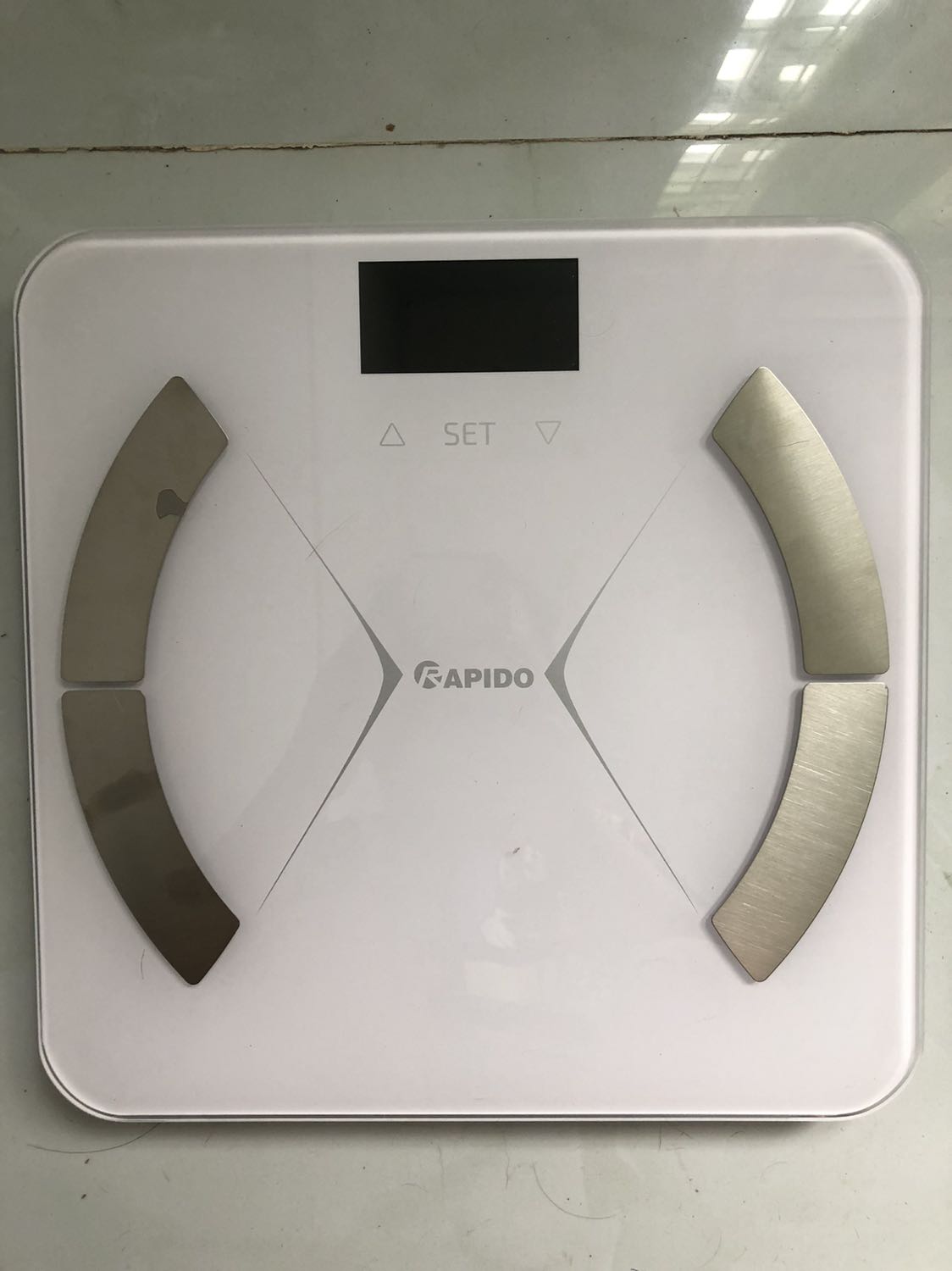 Cân xịn lắm mn ơi, giá thì mềm, mà đo được nhiều chỉ số cơ thể lắm, cũng dễ dùng nữa. Có chia số thứ tự ngừoi dùng từ 1-10 để cân cho các thành viên trong gia đình nhiều lần mà k cần nhập lại dữ liệu nè. Có kèm bảng đánh giá chỉ số cơ thể để mình so sánh.

Mn mua pin AAA 1.5V để dùng nha.

Còn về mặt bền bỉ thì mình chưa biết do mới cân lần đầu, nói chung ấn tượng tốt.