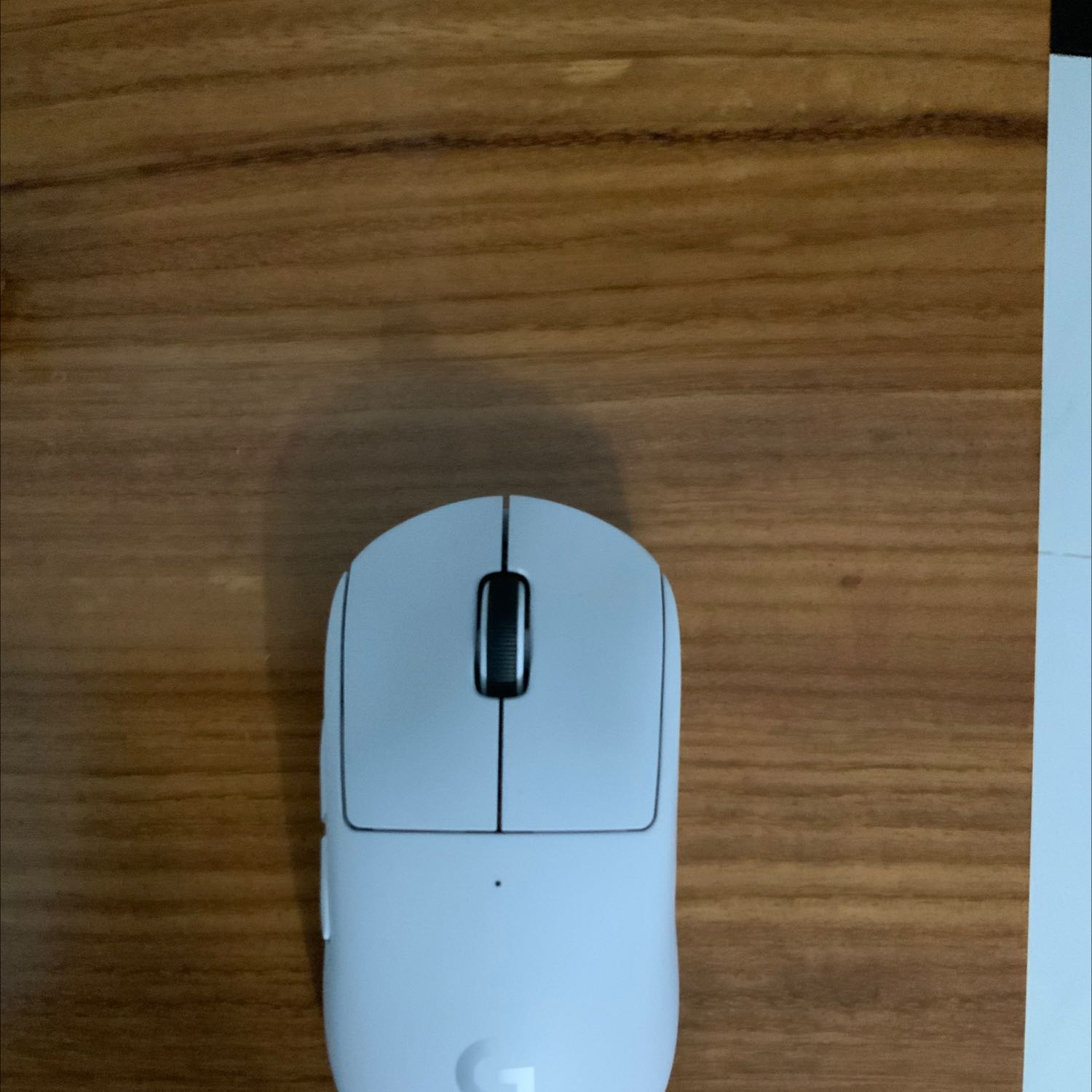 Chuột nhanh và rất nhẹ. Cảm giác cằm nắm và cuộn chuột rất phê. Đây là con chuột nên mua.