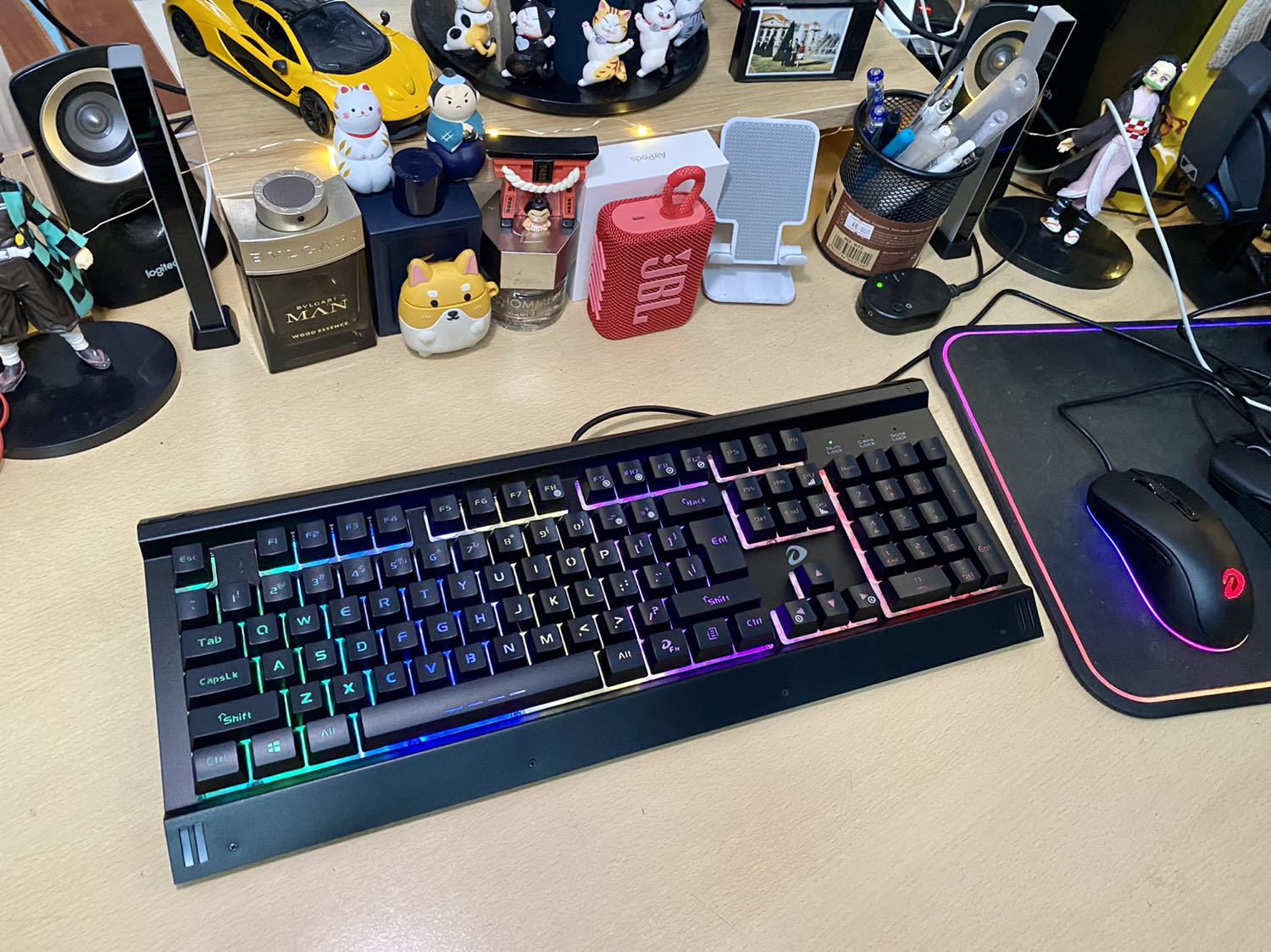 Tiki giao hàng rất nhanh trong mùa dịch, 5 sao cho Tikinow, bàn phím và chuột đẹp như mô tả, ko biết bảo hành sao, chuột đèn led rgb rất đẹp và mịn 8/10 sao với Razer, chất nhựa dĩ nhiên không êm và đầm bằng, để sử dụng tạm thời coi sao, shop Nguyen Vu giá tốt, mong shop có thêm nhiều mặt hàng có tikinow hơn nữa 👍