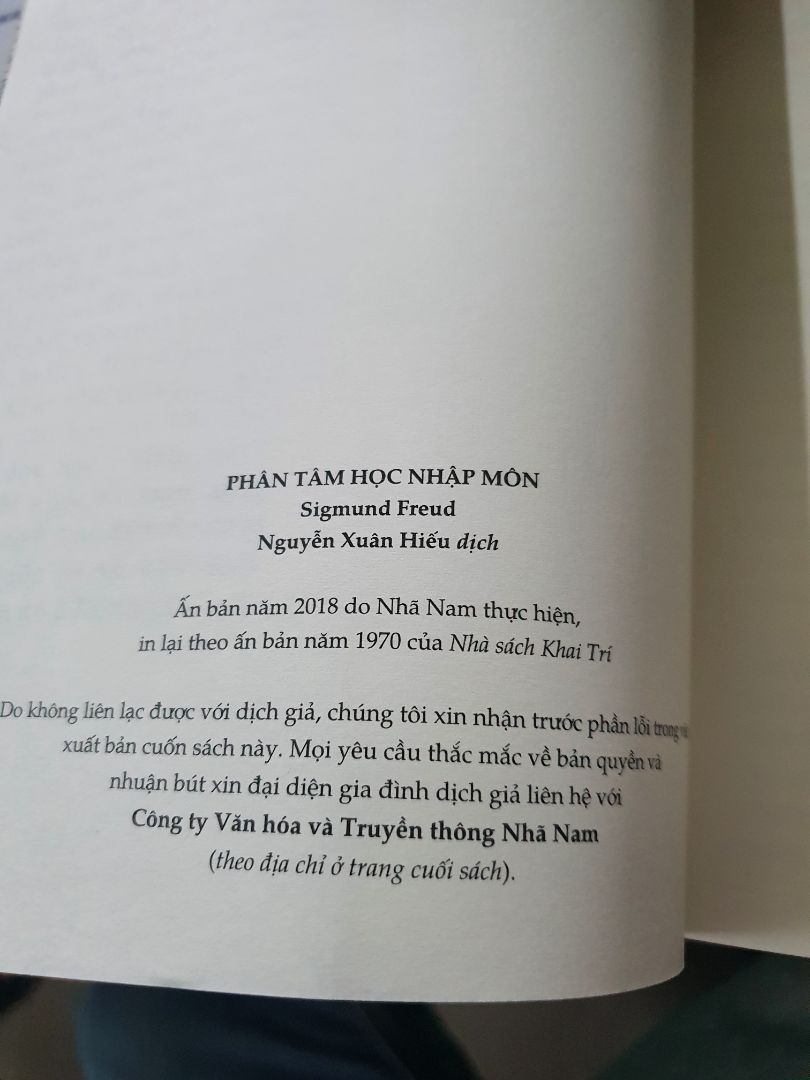 Cảm Ơn Nhã Nam đã tái bản một bản dịch tuyệt vời của dịch giả Nguyễn Xuân Hiếu. Với những bạn phàn nàn về văn phong của bản dịch thì đây là ngữ pháp của Sài Gòn trước năm 1975. Nếu những ai cảm thấy khó chịu với ngôn ngữ của miền Nam thì nên kiến nghị nxb khác để chúng ta có thêm một bản dịch khác để so sánh.