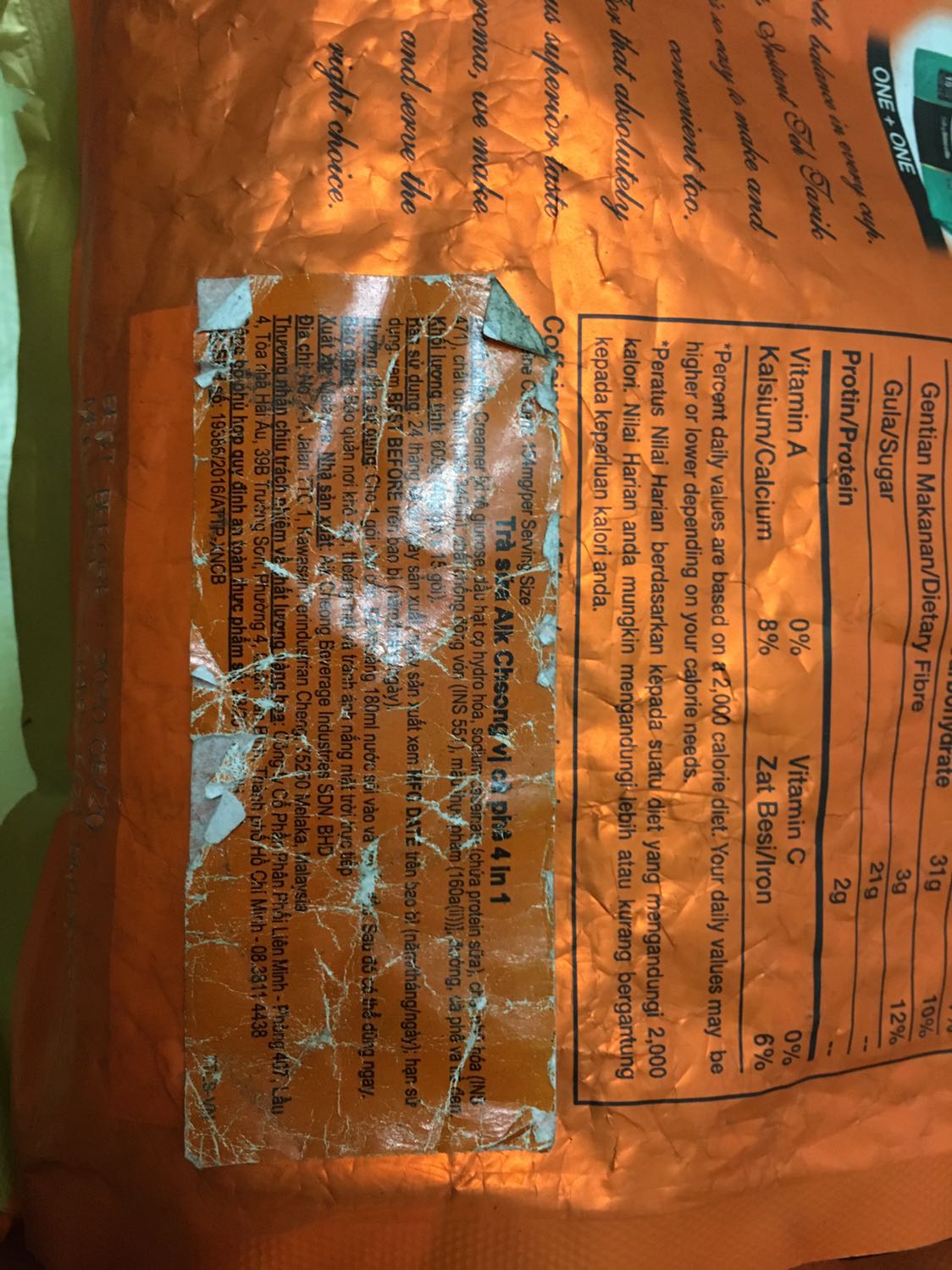 Mình vừa đặt ở Tiki 2 gói trà sữa Teh Tarik này. Hàng được giao khá nhanh. Tuy nhiên, mình hoàn toàn thất vọng khi mở gói hàng ra là 2 gói trà sữa nhàu nát, với miếng hướng dẫn sử dụng bị tróc loang lổ, bụi bám nhiều đến mức cầm vào là ngón tay phủ cả 1 lớp bụi. Không bàn đến trà sữa ngon hay dở, đập vào mắt người dùng là hình thức không dễ chịu rồi thì thử hỏi ai muốn sử dụng?! Mình tự hỏi nhân viên đóng gói hàng nghĩ gì khi đóng gói cho khách món hàng tệ như thế này?!