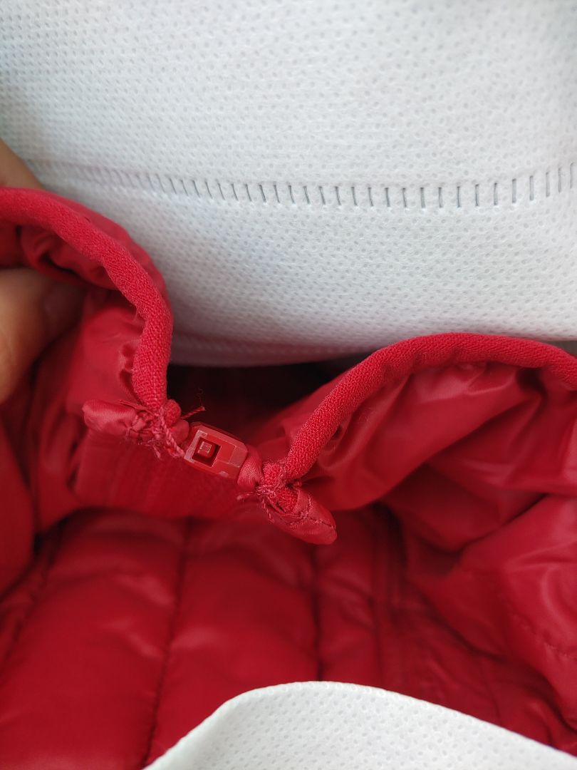 Áo lỗi chỉ thừa, khóa bị kẹt, xin đổi size thì shop online ok shop offline thì k cho đổi vì mình k đã gỡ dây gắn mac, gắn mac phải đem  về cty ms đủ công nghệ. Mình có đem mac theo biết thế tự gắn ở nhà @@
Áo mỏng 1 lớp, viền áo nhìn rất 🤣🤣  tùy mn đánh giá. Màu đỏ đô khác ảnh rất nhiều, k hợp ng trẻ.
Định đánh giá 1 sao nhưng khi về đc cho thêm cái túi "Thoải mái đổi trả" nên 2 sao.
mn tham khảo shop Lining361anta trên shopee áo dày dặn ấm, đổi trả dễ dàng