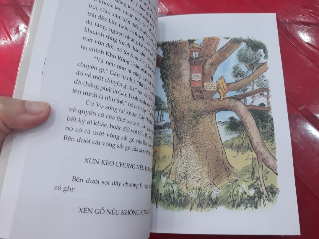 Sách minh họa màu sắc rất đẹp, nội dung sách cũng rất hay và dễ thương hệt như cái tên của sách vậy: Gấu Pooh xinh xắn. Đây là một cuốn sách rất đáng để mua và có trên kệ sách của mọi người nha, 😊😊😊.