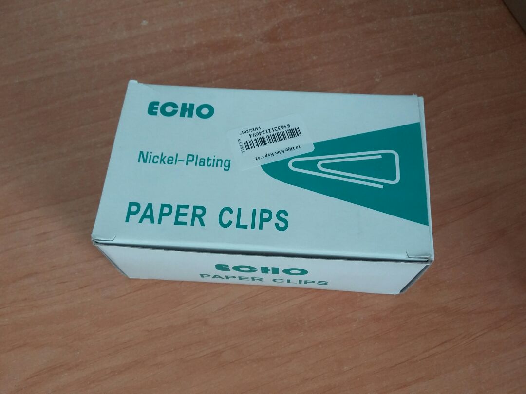 Trước đây từng mua 1 hộp nhỏ kim kẹp này rồi. Chất lượng kim kẹp tốt. Lúc đó mua 1 hộp 4k nhưng Tiki đã gộp lại thành combo 10 hộp vừa tiết kiệm thời gian và tiết kiệm tiền bạc. Do có đến 10 hộp nên cũng có hộp lớn để đựng luôn. Giờ mình có cả 1000 cái kim kẹp để dùng rồi. 
Nhược điểm: do bao bì hộp sản phẩm và các hộp nhỏ sắp xếp quá đều và hoản hảo nên cũng không dám mở ra dùng nhiều mà để... ngắm thôi cũng vừa lòng
Cám ơn Tiki Trước đây từng mua 1 hộp nhỏ kim kẹp này rồi. Chất lượng kim kẹp tốt. Lúc đó mua 1 hộp 4k nhưng Tiki đã gộp lại thành combo 10 hộp vừa tiết kiệm thời gian và tiết kiệm tiền bạc. Do có đến 10 hộp nên cũng có hộp lớn để đựng luôn. Giờ mình có cả 1000 cái kim kẹp để dùng rồi. 
Nhược điểm: do bao bì hộp sản phẩm và các hộp nhỏ sắp xếp quá đều và hoản hảo nên cũng không dám mở ra dùng nhiều mà để... ngắm thôi cũng vừa lòng
Cám ơn Tiki
