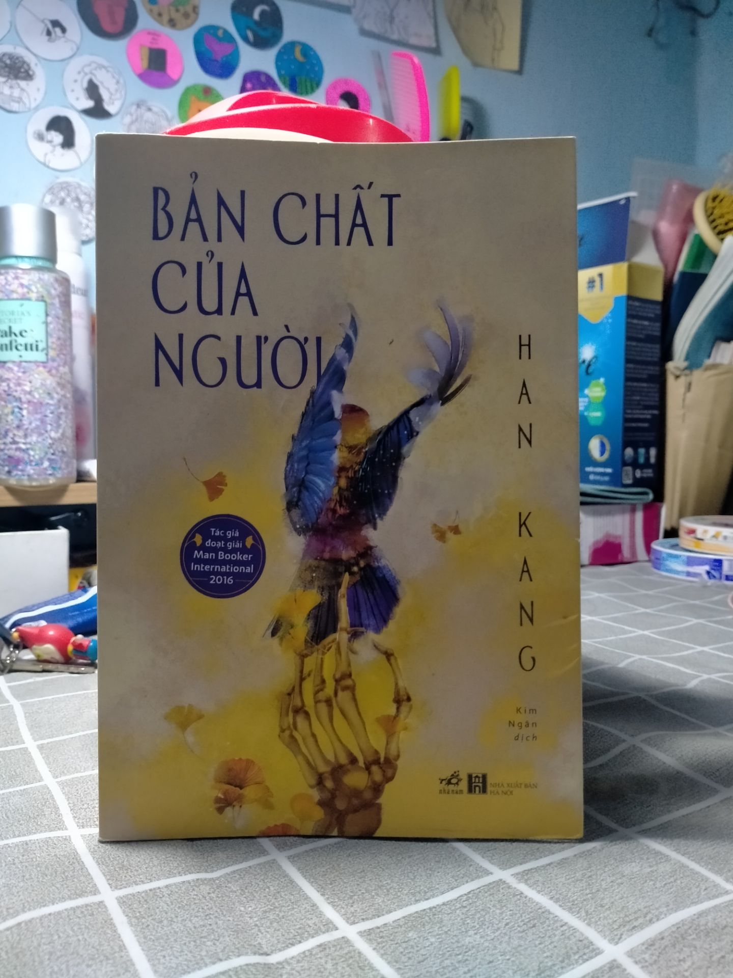 Cuốn sách có rất nhiều chi tiết gây ám ảnh. Tin tôi đi, khi đọc cuốn này xong bạn sẽ cảm thấy may mắn vì vẫn còn sống, được sống trong sự hòa bình. Sẽ rơi nước mắt vì những tinh thần cao quý như những viên ngọc sáng. Sẽ cảm thấy đau đớn, kinh khủng vì những sự hy sinh quá lớn. Chiến tranh đã lấy đi rất nhiều thứ kể cả tính mạng, cướp đi những người bạn, những người thân yêu, nhưng suy cho cùng những sự hy sinh đó đều rất tuyệt vời. Hãy thử đọc một lần để cảm nhận mọi người nhé