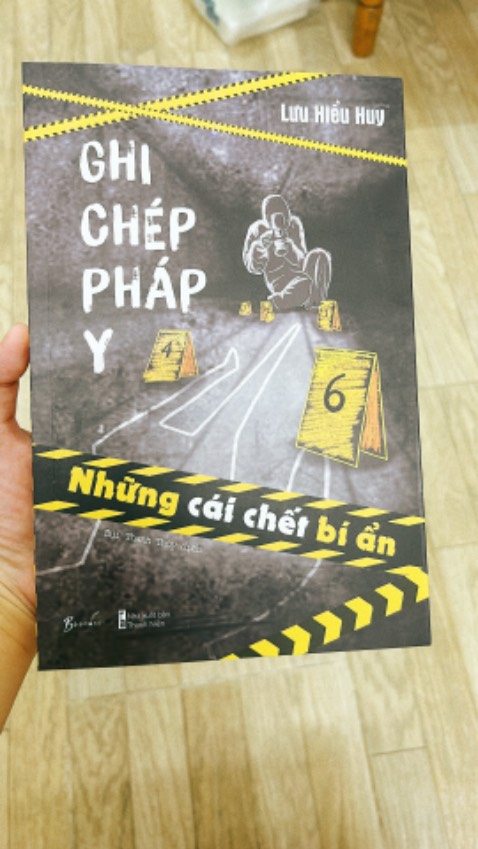Sách không vấn đề gì. 1 sao ở đây là để đánh giá Tiki. Bookcare của Tiki lần này rất tệ, dễ rách ở mép. Cuốn này mình vừa nhận mở ra thì thấy bookcare rách ra rồi. Mình yêu cầu đổi bookcare mới thì nhân viên bảo không thể giao bookcare riêng, phải đổi cùng với sách. Nên mình lại đóng gói cuốn đó kèm bookcare rách gửi cho Tiki. Giờ nhận lại sản phẩm thì chỉ có 1 cuốn sách và hoàn toàn không có bookcare. Giờ nhắn nhân viên thì lại kêu chụp ảnh, reply *** rồi lại theo quy trình đổi hàng như hôm trước. Mình thấy rất phiền. Sách nhận được 3 ngày rồi chưa được đọc. Cứ chuyển tới chuyển lui như vậy. Mình cũng không rảnh rỗi để ở nhà và chờ nhân viên tới đưa sách mỗi ngày như vậy. Bookcare của 2 cuốn còn lại tối qua mình đang cầm đọc thì cũng bị bong ra 1 chút.