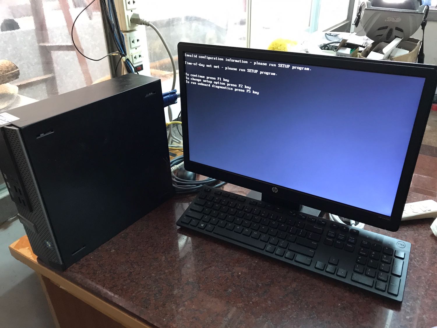 Thùng máy không có đậy nắp VGA và PCI, main bị lỗi không thể lưu ngày tháng 
và máy tự khởi động khi cắm nguồn điện dù chưa nhấn nút nguồn, 
chỉ có 2 miếng đệm cao su => thiếu 6cái