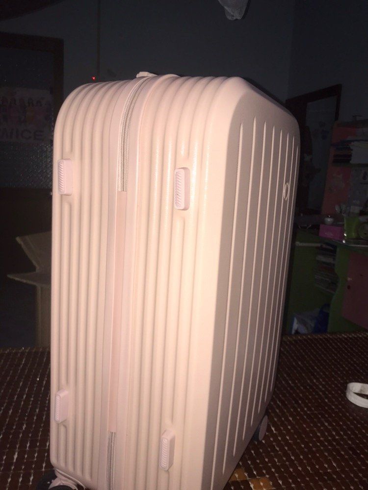 Rất hài lòng với sản phẩm của shop.Vali chắc chắn, đóng gói cẩn, màu xinh, kiểu dáng đẹp, rất ưng ý nên mua nha mn