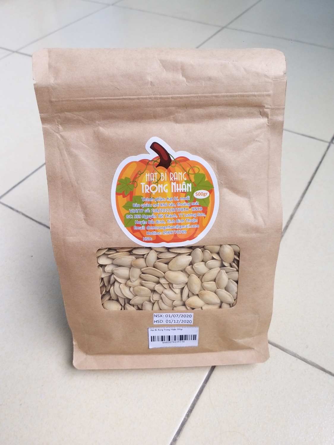 Hạt bí được đóng trong túi zip giấy kraft rất thuận tiện khi sử dụng, có thể lấy hạt bí ra và bảo quản phần còn lại rất tiện. Bao bì có in hạn ngày sản xuất và hạn dử dụng rõ ràng. Hạt bí mẩy, được rang giòn đều và rất thơm. Hạt bí ăn rất bùi và giòn tan, không có vị mặn bám trên vỏ hạt. Sẽ ủng hộ shop tiếp nhé.