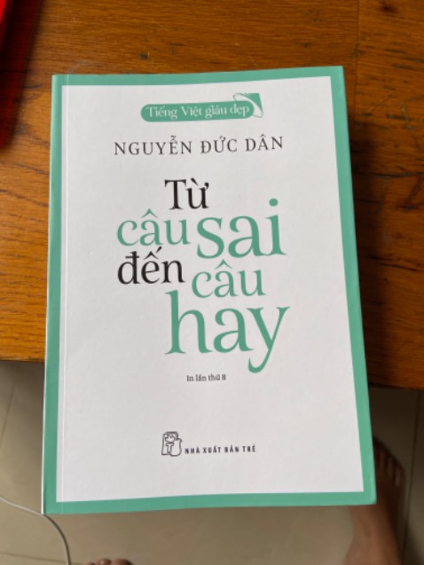 Một cuốn sách quá xuất sắc & hay cho người làm nghề viết, rất khuyên các bạn làm nghề viết tìm đọc. Sách của bác Nguyễn Đức Dân thì hay khỏi bàn rồi