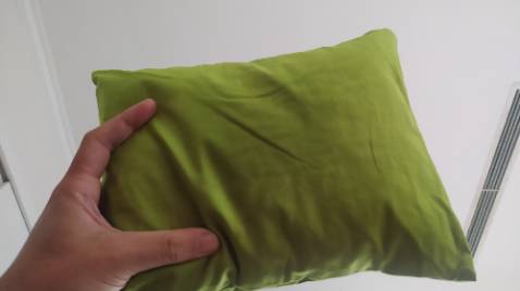 Nhỏ gọn khá tiện dụng. Ngải cứu hương thơm dễ chịu lắm. Gối hơi cao chỉnh lại thấp xuống chuờm cổ vai là đẹp này.