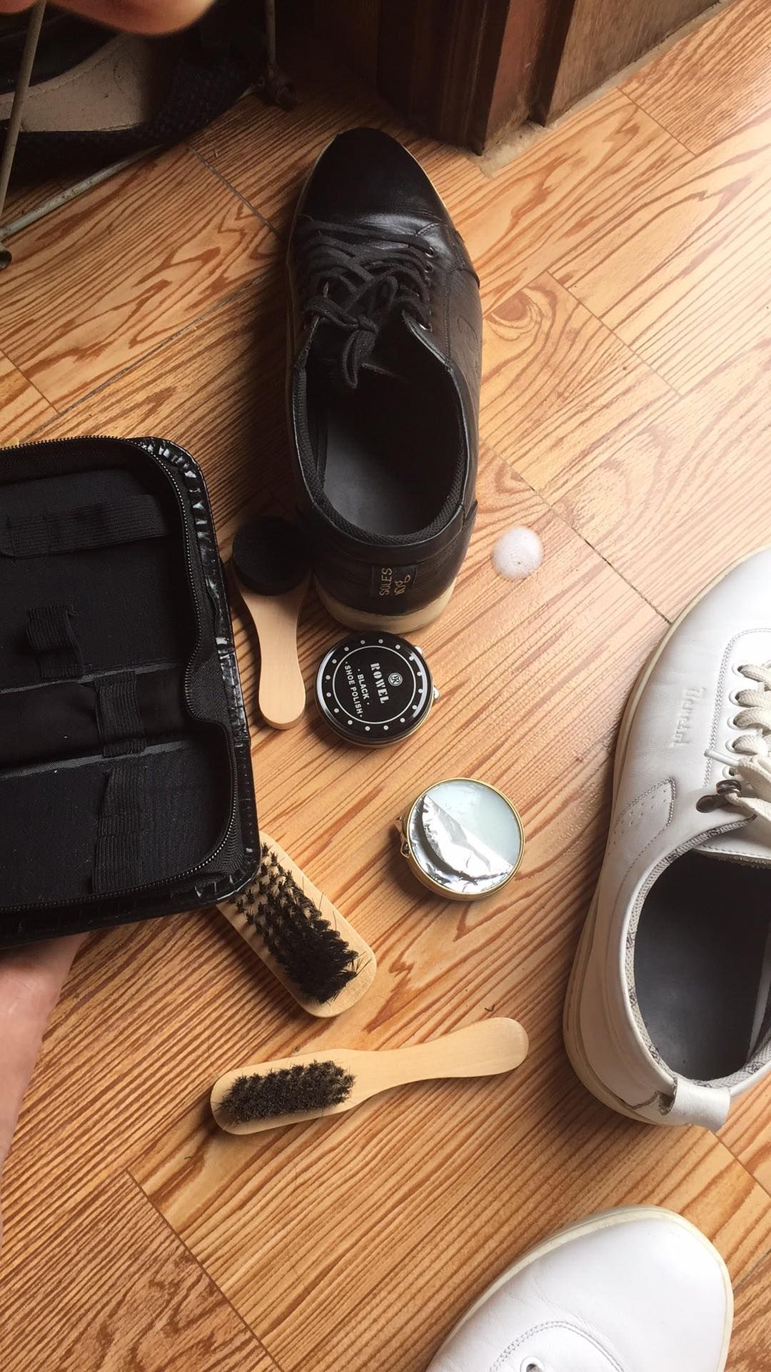 xịn lắm ý, nhỏ gọn cầm đi mọi nơi đi đc, đánh giày khá là oke ạ xịn lắm ý, nhỏ gọn cầm đi mọi nơi đi đc, đánh giày khá là oke ạ