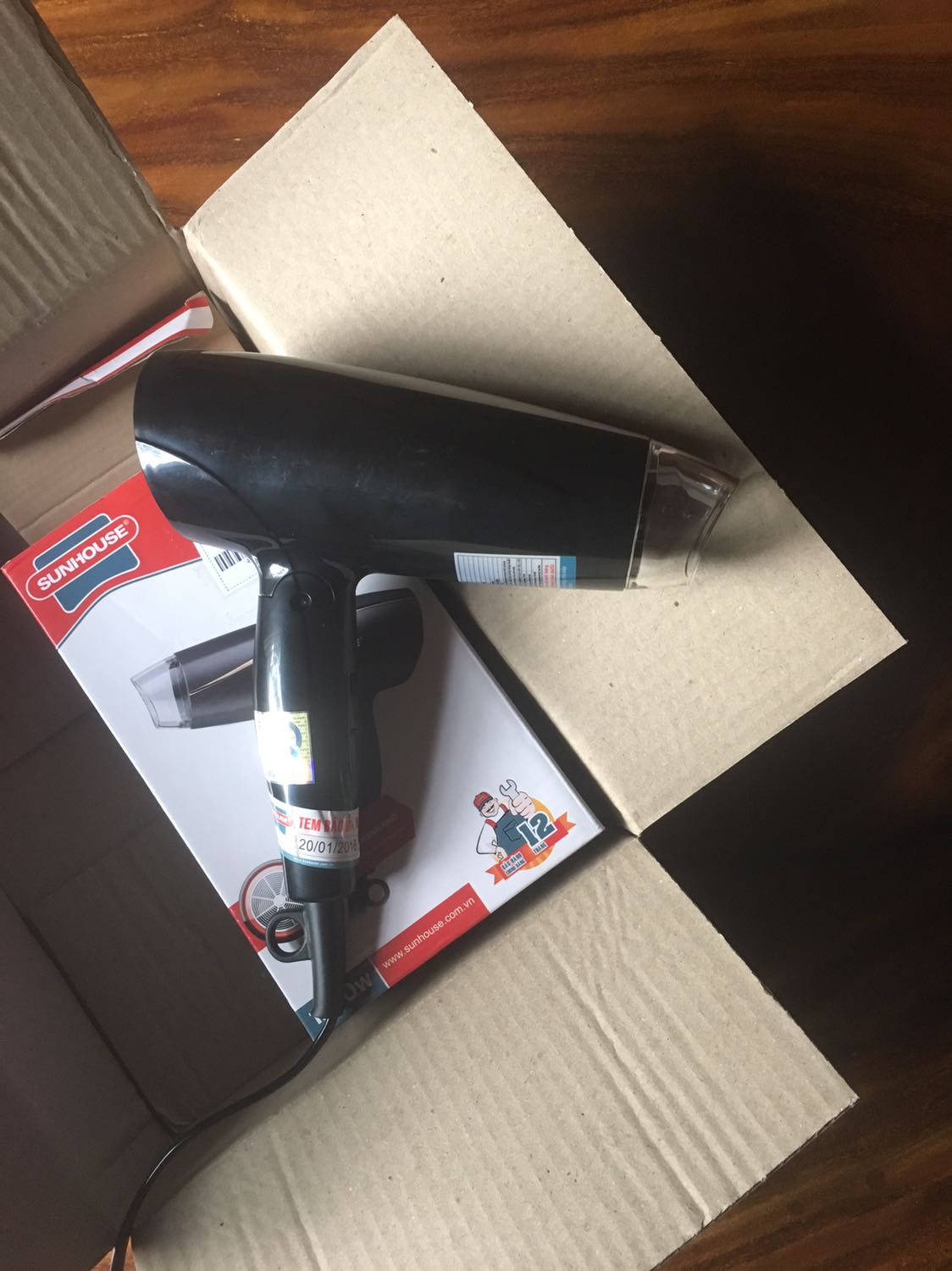 sunhouse bảo hành sản phẩm 12 tháng kể từ ngày mua và không quá 18 tháng kể từ ngày sản xuất. sản phẩm này sản xuất đầu năm 2018 nên chỉ còn bảo hàng chưa đến 6 tháng. giá trị sản phẩm không đáng bao nhiêu nhưng thấy hơi bực mình.