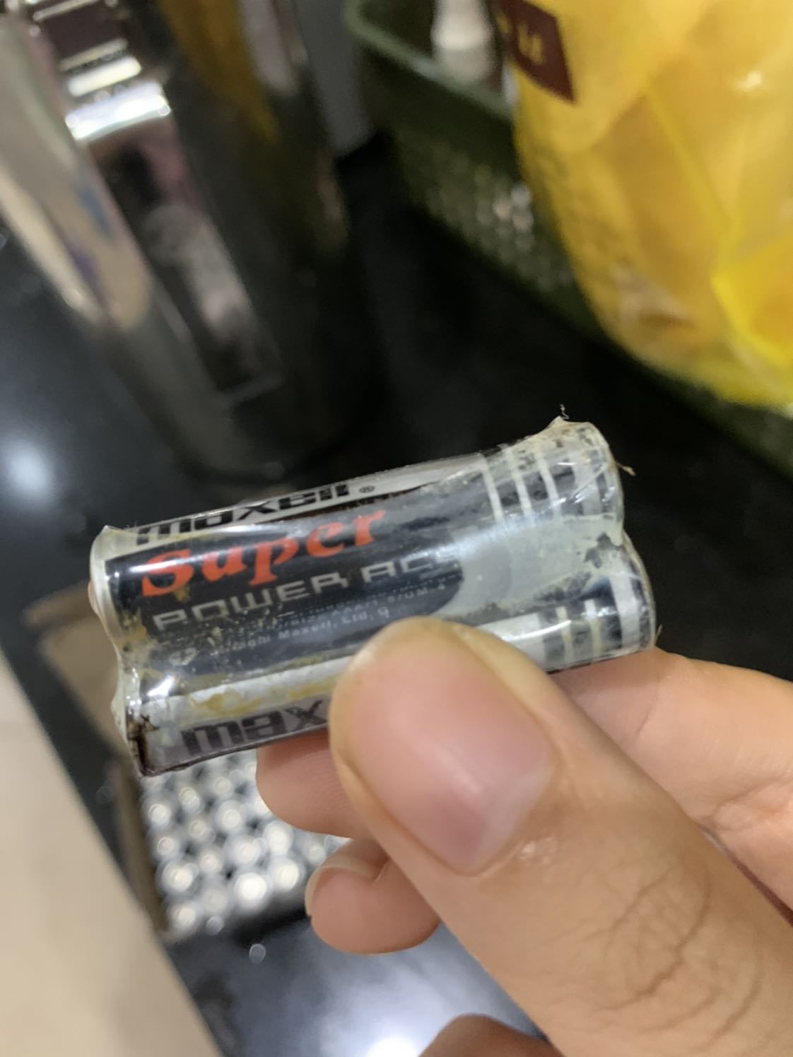 Mua 1 hộp pin mà dán băng keo chằng chịt hộp, ko nguyên tem. Khui ra thì thấy như này đâu, này là shop cố tình bán như vậy cho khách hàng. Quá thất vọng!!!