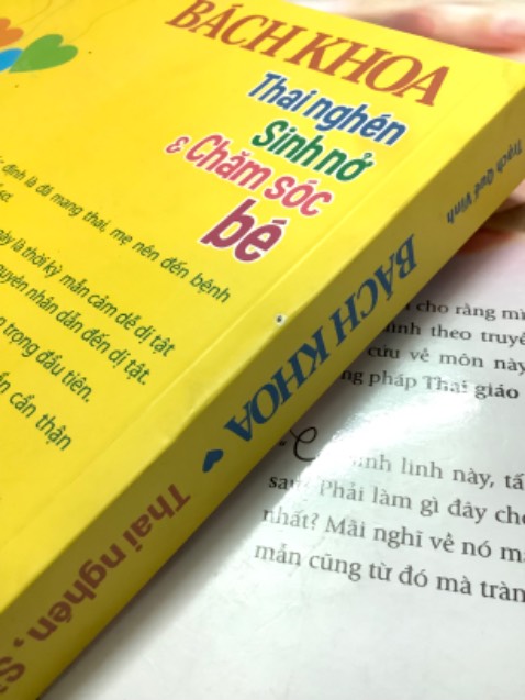 Chọn mua hàng của Tiki Trading nhưng không ngờ sách bị lỗi nhiều đến vậy! 
Gáy sách dính bẩn đen, bìa và vài trang đầu bị cấn rách, nhất là trang bìa bung keo rồi, keo gáy sách cũng rất mỏng, quyển này dễ bị rơi ra từng tờ!