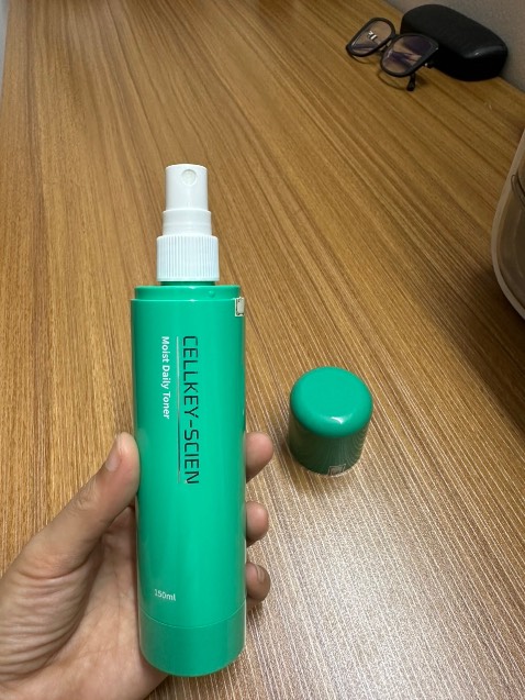 Giao hàng nhanh, đóng gói cẩn thận. Sp sử dụng rất thích da mềm mịn, cấp ẩm tốt. Đặc biệt với vòi xịt sử dụng rất thuận tiện.