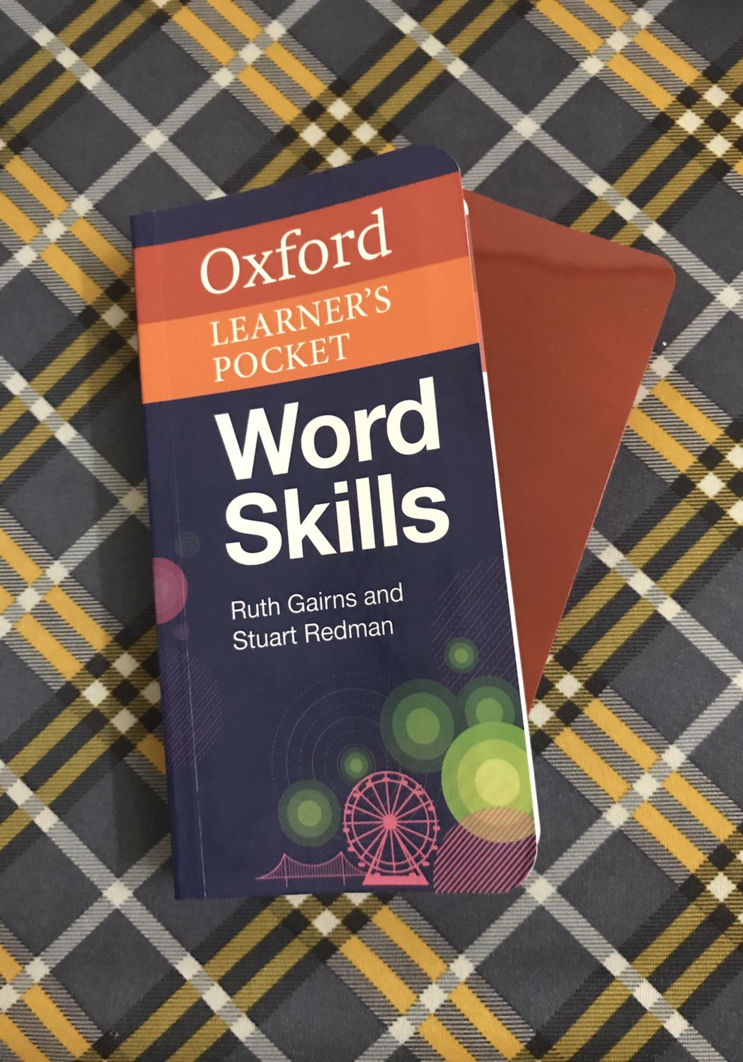Tiki giao hàng nhanh. Đóng gói cẩn thận nữa. Sách còn mới. Thích hợp cho bạn nào muốn nâng cao trình độ tiếng anh. Cầm sách nhỏ gọn trong tay thấy thích lắm. Phù hợp cho các bạn học sinh bỏ trong cặp đi học. Ngoài ra từ điển còn trang bị cho mình một bảng đỏ che chữ để tiện ôn lại. Từ điển oxford trang bị đầy đủ k có gì để chê hết nữa.