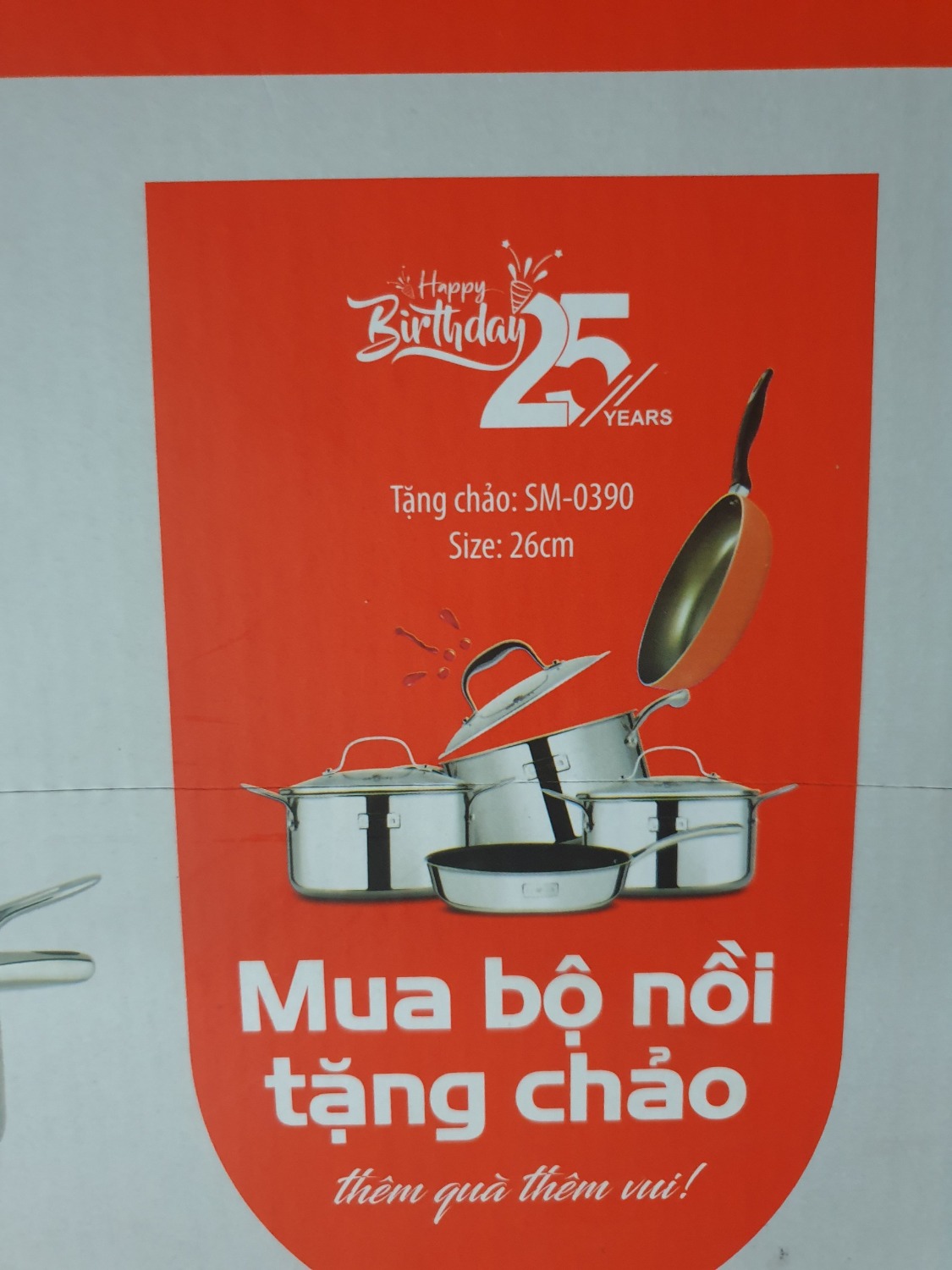 Bộ nồi rất đẹp, dầy dặn chắc chắn. Tuy nhiên mình có thắc mắc là trên thùng ghi mua bộ nồi tặng thêm chảo nữa (ngoài chảo đi theo bộ) mà không thấy đâu là sao nhỉ?